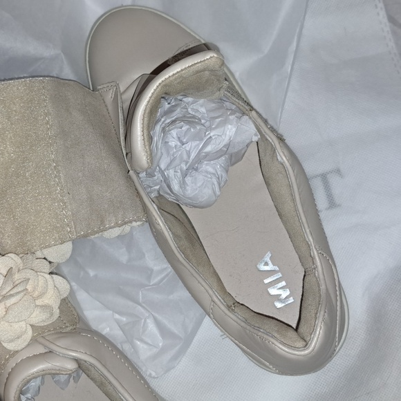Mia Sneakers.  Cream with Black and White flower Design. Velcro top. Size 8.NWOT - Picture 3 of 7